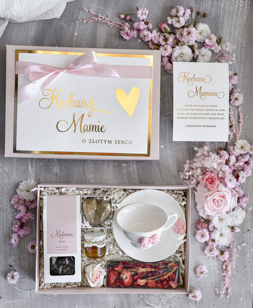 Prezenty dla Mamy zestawy w welurowych i ozdobnych pudełkach  Zestaw Prezentowy na Dzień Mamy - Box Upominek Kubek z napisem Mama idealna