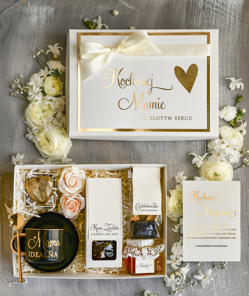  zestawy w welurowych i ozdobnych pudełkach  Zestaw Prezentowy na Dzień Mamy - Box Upomienk Kubek z napisem Mama doskonała życzenia