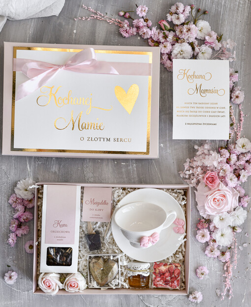 Prezenty dla Mamy zestawy w welurowych i ozdobnych pudełkach  Box Prezentowy na Dzień Mamy - Prezent dla Mamy Upominek Kubek z napisem Mama idealna 