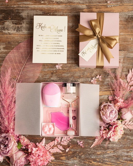  Zestawy kosmetyczne  pomysł na prezent dla Mamy na urodziny małe pudełko z masażerem do twarzy  