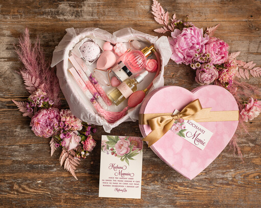  Zestawy kosmetyczne  Praktyczny Prezent dla Mamy zestaw kosmetyczny pomysł na prezent urodzinowy dla Mamy 