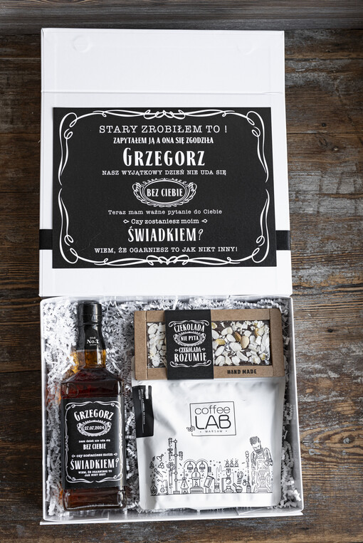  boxy prezentowe dla Świadka  męski zestaw dla świadka prośba o świadkowanie, prezent dla świadka, box prezentowy dla świadka, czy zostaniesz moim świadkiem, etykieta na butelkę 