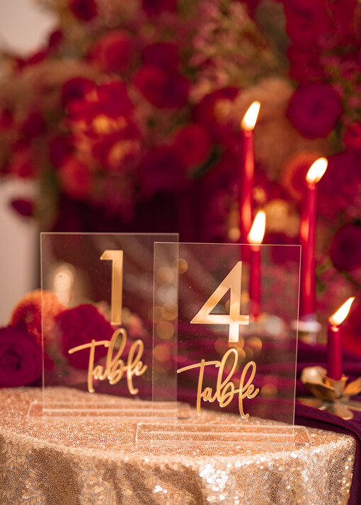  welurowe złote akrylowe  numerki na stół weselny, akrylowe numery na stół weselny, złoty numerek na stoły weselne, numeracja stołów na weselu w stylu glamour, nowoczesny numerek na stół