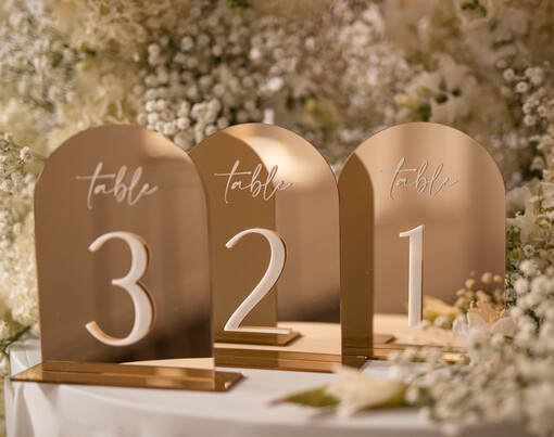  welurowe złote akrylowe  złote numerki na stół weselny, akrylowe zlote numery na stół weselny, złoty numerek na stoły weselne, numery na stół weselny ze złotego lustra