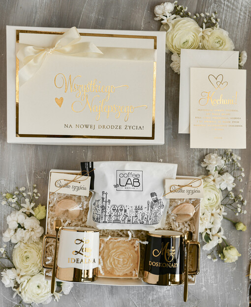  Prezenty dla Młodej Pary  Zestawy z Filiżanką lub Kubkiem Pomysł na prezent ślubny dla Młodej Pary, co dać zamiast kwiatów Parze Młodej, Kubki dla Nowożeńców, prezent na ślub