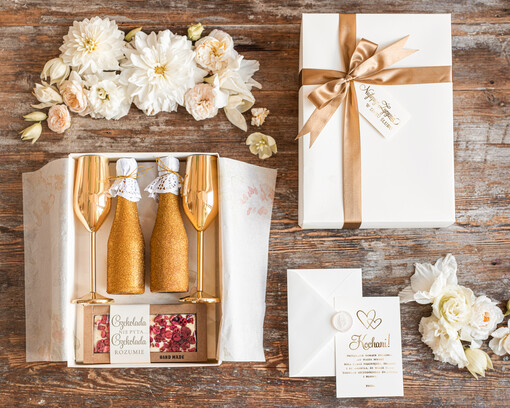  zestawy i akcesoria do wina i drinków prezenty z okazji ślubu dla Pary Młodej, Co dla nowożeńcom zamiast kwiatów, złote kieliszki dla Pary Młodej, box prezentowy dla Pary Młodej 