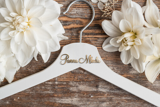  drewniane wieszaki pomysły na prezenty z okazji ślubu dla Młodej Pary wieszak z napisem Panna Młoda , wieszaki slubne 