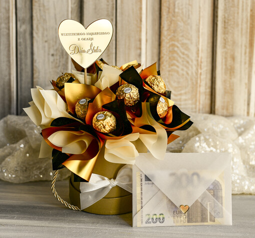  Prezenty dla Młodej Pary  flowerbox, kartki z życzeniami, pudełka na prezenty Elegancki flowerbox ze słodyczami to wyjątkowy prezent dla Młodej Pary. Piękna kompozycja w ozdobnym pudełku tworzy elegancki i gotowy do wręczenia upominek na ślub