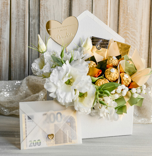  Prezenty dla Młodej Pary  flowerbox, kartki z życzeniami, pudełka na prezenty Wyjątkowy flowerbox ze sztucznymi kwiatami i słodyczami to piękny prezent dla Młodej Pary – oryginalny upominek na ślub lub wesele, Prezent dla Młodej Pary