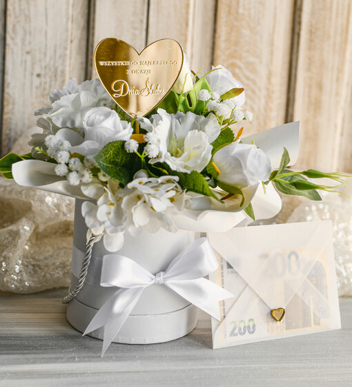  Prezenty dla Młodej Pary  flowerbox, kartki z życzeniami, pudełka na prezenty Wyjątkowy flowerbox ze sztucznymi kwiatami i słodyczami to piękny prezent dla Młodej Pary – oryginalny upominek na ślub lub wesele, gotowy do wręczenia