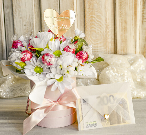  Prezenty dla Młodej Pary  flowerbox, kartki z życzeniami, pudełka na prezenty Elegancki flowerbox ze sztucznymi kwiatami i słodyczami to wyjątkowy prezent dla Młodej Pary. Piękna kompozycja w ozdobnym pudełku tworzy elegancki i gotowy do wręczenia upominek na ślub