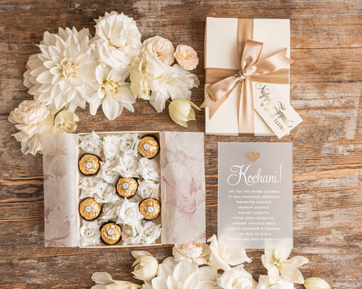  flowerbox, kartki z życzeniami, pudełka na prezenty Pomysłowy prezent na ślub dla Młodej Pary flower box bombonierka z kwiatami pudeleczko na pieniadze 