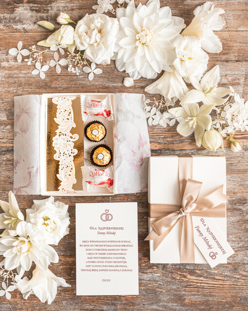  podwiązki ślubne  Prezent podwiązka ślubna dla panny młodej w zestawie z pralinkami kartką i pudełeczkiem, box prezentowy na wieczór panieński