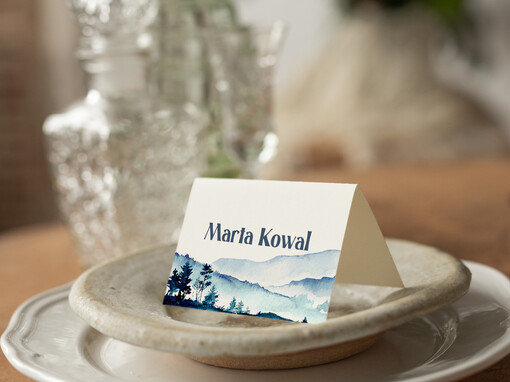  Nowoczesne prosta forma  winietki z grafiką gór, delikatna grafika na winietkach ślubnych, proste i eleganckie winietki na stół weselny, wizytówki ślubne ecru z grafiką