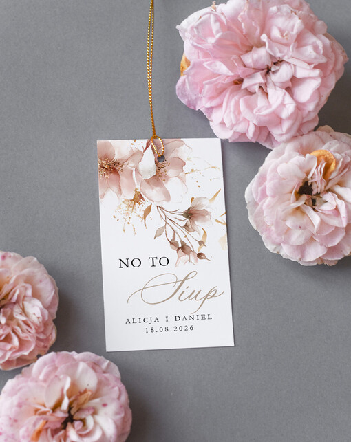  Nowoczesne prosta forma  zawieszki na butelki weselne, zawieszki weselne z imionami pary młodej, karteczki na weselny trunek, zawieszki ślubne, delikatne zawieszki na alkohol na weselu