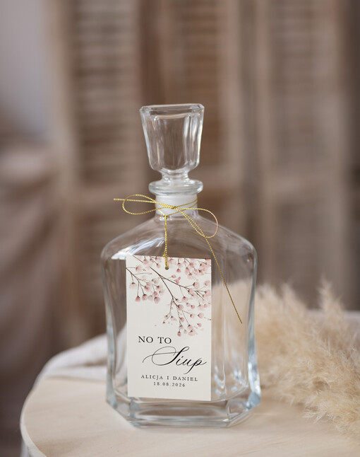  Nowoczesne prosta forma  zawieszki na butelki weselne, zawieszki weselne z imionami pary młodej, karteczki na weselny trunek, zawieszki ślubne, delikatne zawieszki na alkohol na weselu