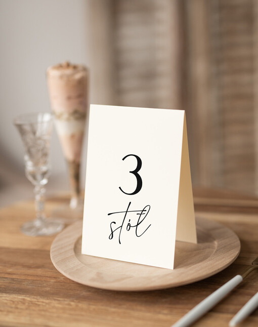  Nowoczesne prosta forma  Eleganckie numerki na stół weselny, numeracja stołów weselnych, proste i delikatne numerki na stoły weselne
