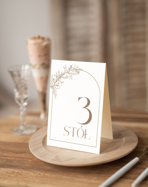  Nowoczesne prosta forma  Eleganckie numerki na stół weselny, numeracja stołów weselnych, proste i delikatne numerki na stoły weselne, dekoracja stołu weselnego 