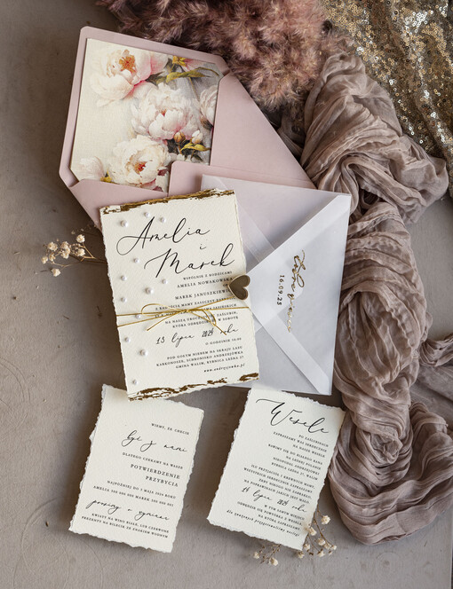  z perełkami / tłoczeniem darte złocone zaproszenia ślubne z perełkami, różowe peonie zaproszenie na ślub z perełkam, rwane złocone zaproszenie na ślub cywilny perły i piwonie