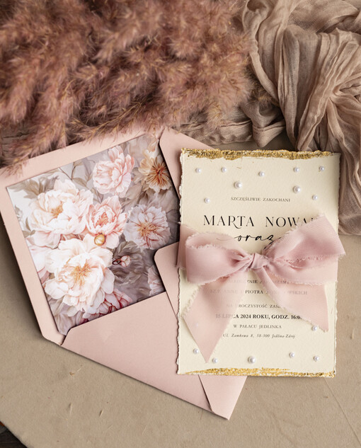  z perełkami / tłoczeniem darte złocone zaproszenia ślubne z perełkami, różowe peonie zaproszenie na ślub z perełkam, rwane złocone zaproszenie na ślub cywilny perły i piwonie