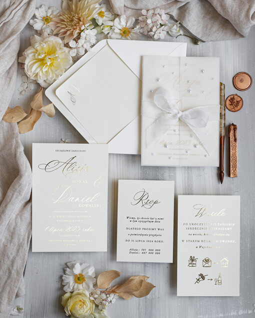  z perełkami / tłoczeniem złocone zaproszenia ślubne z perełkami koperta z inicłałami, minimalistyczne zaproszenie na ślub z perełkami i kalką, kalkowa obwoluta z perłami złocone zaproszenie na ślub cywilny perły