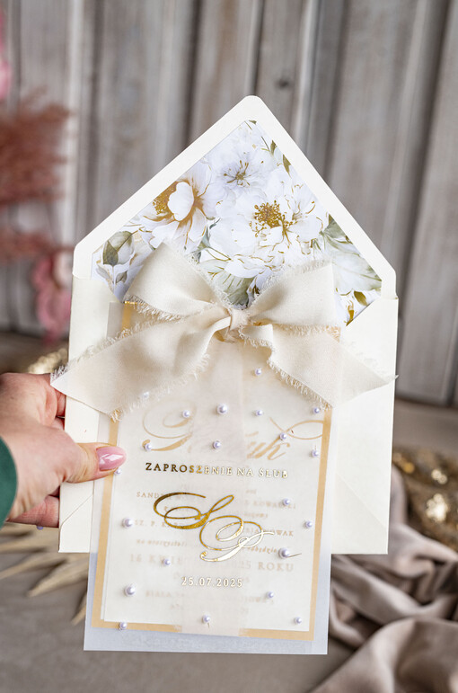  z perełkami / tłoczeniem złote zaproszenia ślubne z perełkami, eleganckie zaproszenie na ślub w kalkowym etui,  złocone zaproszenie na ślub cywilny perły
