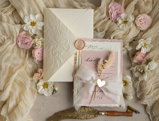 Zaproszenia ślubne z perełkami / tłoczeniem wydzierane zaproszenia na ślub ze złotkiem, darte zaproszenia ślubne z płatkami złota, wytłaczane zaproszenia ślubne, zaproszenia ślubne z kwiatkami