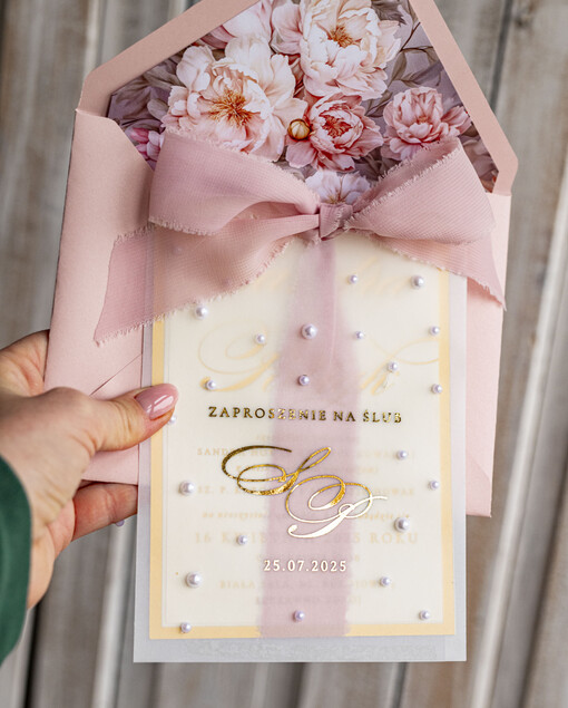  z perełkami / tłoczeniem złote zaproszenia ślubne z perełkami, eleganckie zaproszenie na ślub w kalkowym etui, złocone zaproszenie na ślub cywilny perły, perełki na zaproszeniach ślubnych