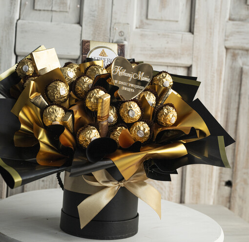  flowerboxy, box ze słodyczami  prezent dla mamy, box dla mamy, słodki prezent dla mamy, kosz prezentowy dla mamy, zestaw słodyczy dla mamy, prezent na Dzień Mamy, upominek dla mamy, słodycze dla mamy