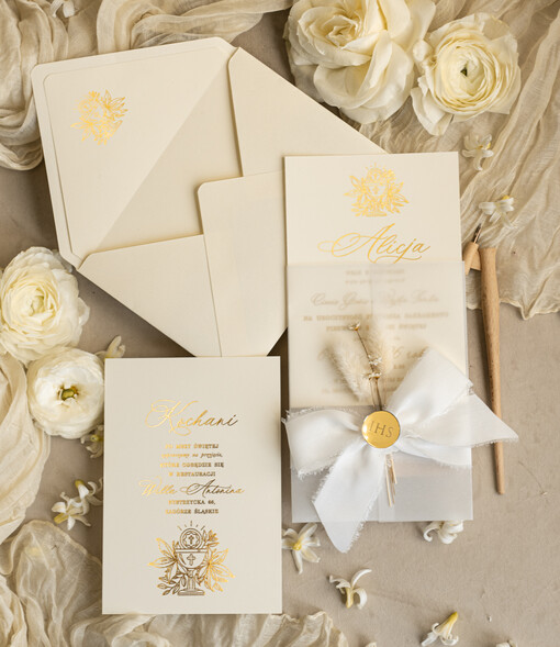  dziewczynka  Nietypowe zaproszenia komunijne z dmuszkiem dla dziewczynki, zaproszenia na komunię ze wstążką, złote zaproszenia na komunię, zaproszenia na Pierwszą Komunię