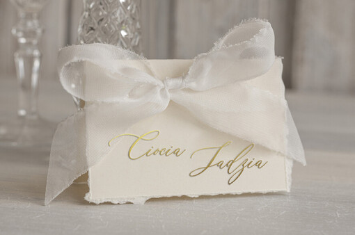  winietki  złote winietki na komunię, winietka dekoracja stołu na komunii, komunijne winietki ze złotymi literami, eleganckie winietki na komunię