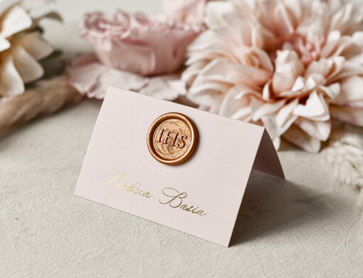  winietki   winietki na komunię, winietka dekoracja stołu na komunii, komunijne winietki z szyfonową wstążką