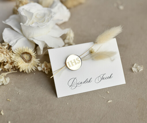 Winietki na komunię  winietki  złote winietki na komunię, winietka dekoracja stołu na komunii, komunijne winietki ze złotymi literami, eleganckie winietki na komunię