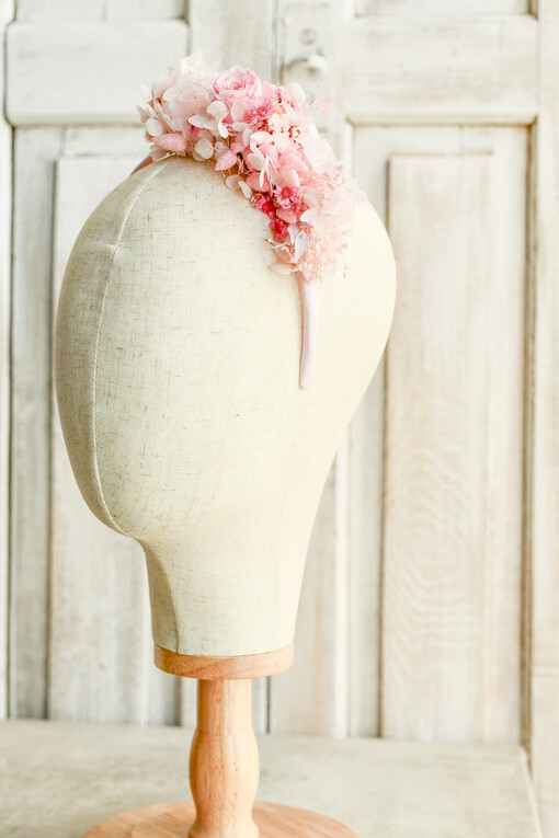 Dodatki dekoracje na komunię  wianki Wianki komunijne na opasce – lekkie, wygodne i ręcznie wykonane. Delikatne kwiaty idealnie dopełnią stylizację na Pierwszą Komunię Świętą