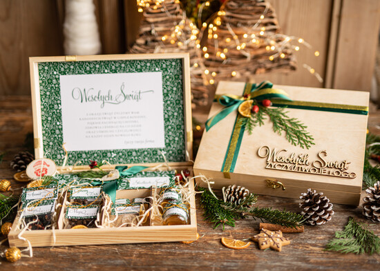 Prezenty oferta dla Firm kawa  herbata miód upominki świąteczne dla klientów, magia świąt w aromatyzowanej kawie i herbacie 01/logopuddrew/swieta