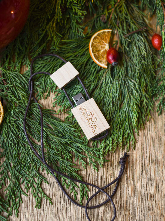 Prezenty oferta dla Firm pendrive podstawki na tablet telefon  upominki dla pracowników zestawy na święta z logo firmy pendrive 04/logoPDV/PDV