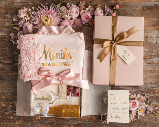 Prezenty dla świadków boxy prezentowy dla Świadkowej, prośba o świadkowanie  box prezentowy dla druhny satynowy szlafrok z koronką prośba o świadkowanie  12/boxSZLkorD/swiadkowa