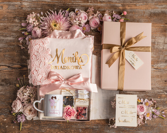 Prezenty dla świadków boxy prezentowy dla Świadkowej, prośba o świadkowanie  box prezentowy dla druhny satynowa podomka z koronką 31/boxSZLkorD/swiadkowa