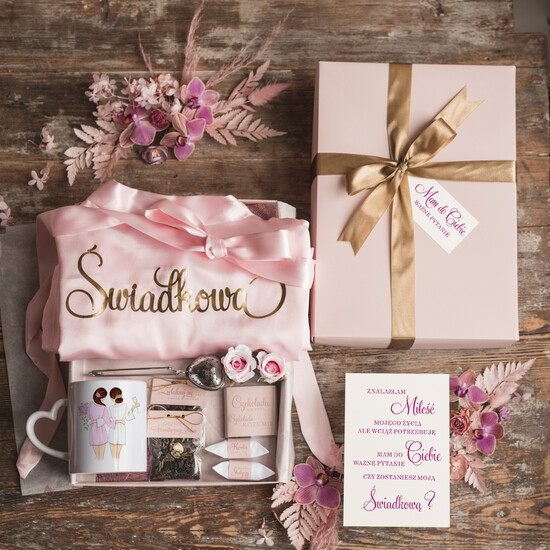 Prezenty dla świadków boxy prezentowy dla Świadkowej, prośba o świadkowanie  Szlafrok dla Świadkowej ze złotym Napisem - Prośba o Świadkowanie Kubek Serduszko i zaparzacz 15/uniSZl/swiadkowa