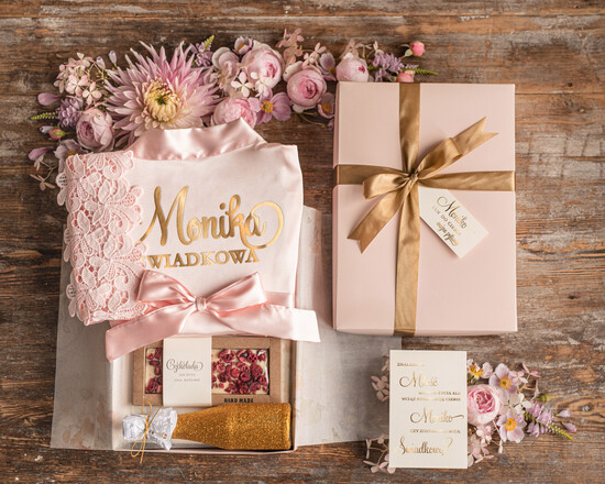 Prezenty dla świadków boxy prezentowy dla Świadkowej, prośba o świadkowanie  pomysł na prośbę o świadkowanie zestaw prezentowy z satynowym szlafrokiem  13/boxSZLkorD/swiadkowa
