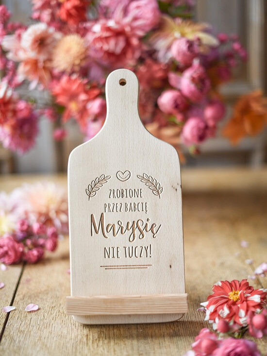 Prezenty dla Babci i Dziadka Prezenty dla Babci  prezenty dla babci podstawka na książkę kucharską z grawerem  01/poddrew/babcia