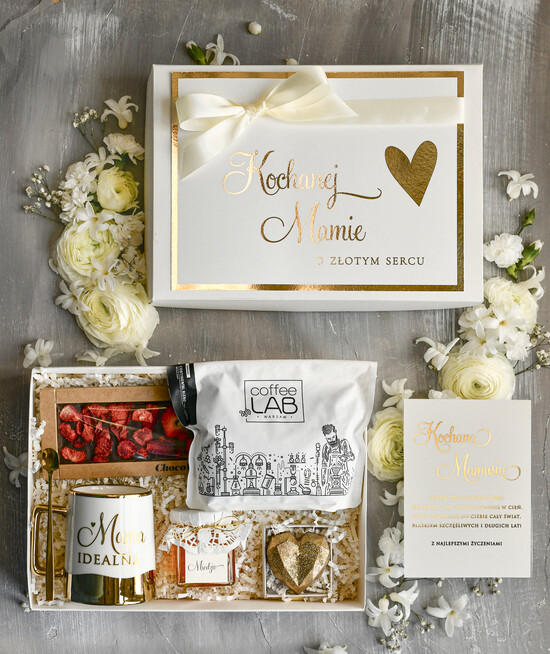 Prezenty dla Mamy zestawy w welurowych i ozdobnych pudełkach  Zestaw Prezentowy na Dzień Mamy - Box Upomienk Kubek z napisem Mama doskonała życzenia 04/boxKUB26/DLAMAMY
