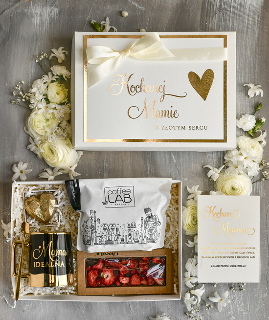 Prezenty dla Mamy zestawy w welurowych i ozdobnych pudełkach  Zestaw Prezentowy na Dzień Mamy - Box Upomienk Kubek z napisem Mama doskonała życzenia 06/boxKUB26/DLAMAMY