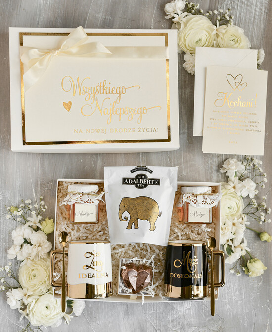  Prezenty dla Młodej Pary  Zestawy z Filiżanką lub Kubkiem Pomysł na prezent ślubny dla Młodej Pary, co dać zamiast kwiatów Parze Młodej, Kubki dla Nowożeńców, 02/boxKubZŁKuBS/MP