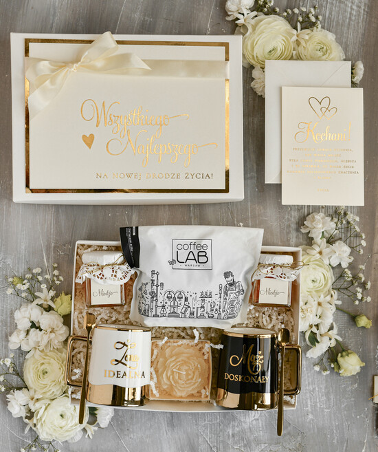  Prezenty dla Młodej Pary  Zestawy z Filiżanką lub Kubkiem Pomysł na prezent ślubny dla Młodej Pary, co dać zamiast kwiatów Parze Młodej, Kubki dla Nowożeńców, 08/boxKubZŁ/MP