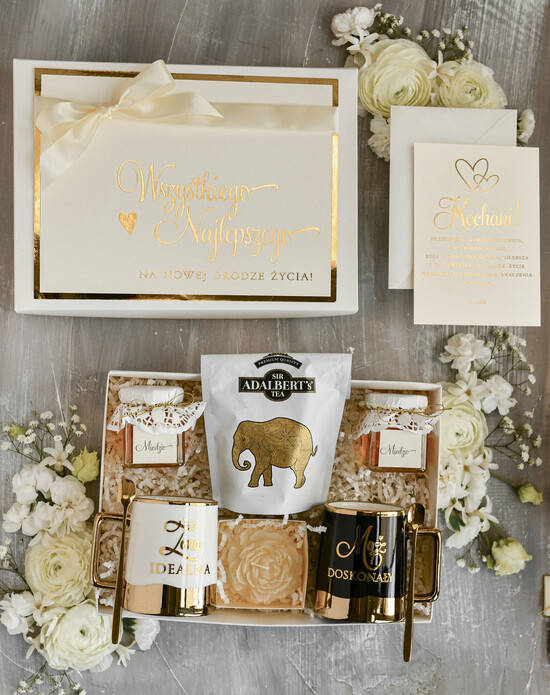  Prezenty dla Młodej Pary  Zestawy z Filiżanką lub Kubkiem Pomysł na prezent ślubny dla Młodej Pary, co dać zamiast kwiatów Parze Młodej, Kubki dla Nowożeńców, 07/boxKubZŁ/MP