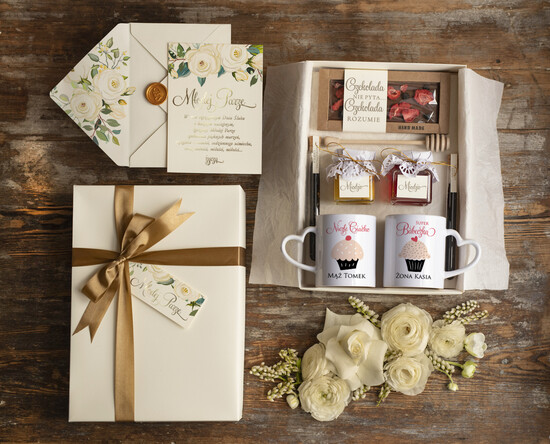  Prezenty dla Młodej Pary  Zestawy z Filiżanką lub Kubkiem  pomysł na prezent dla Pary Młodej 2 kubki z nadrukiem oraz słodkości 06/BOXkubD/MPara