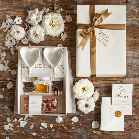  Prezenty dla Młodej Pary  Zestawy z Filiżanką lub Kubkiem Pomysł na prezent ślubny dla Młodej Pary, zestaw z kubkami w kształcie serca 07/BOXfilD/MPara