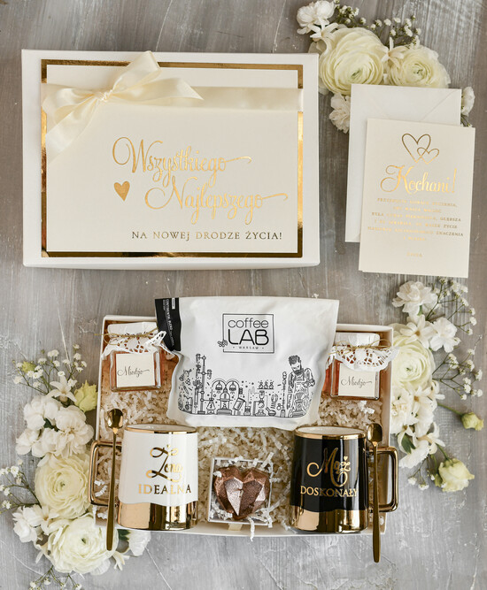  Prezenty dla Młodej Pary  Zestawy z Filiżanką lub Kubkiem Pomysł na prezent ślubny dla Młodej Pary, co dać zamiast kwiatów Parze Młodej, Kubki dla Nowożeńców, 01/boxKubZŁKuBS/MP