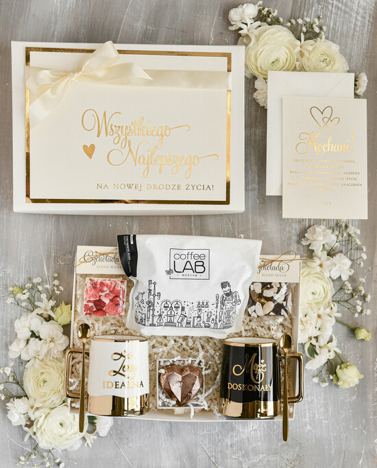  Prezenty dla Młodej Pary  Zestawy z Filiżanką lub Kubkiem Pomysł na prezent ślubny dla Młodej Pary, co dać zamiast kwiatów Parze Młodej, Kubki dla Nowożeńców, 04/boxKubZŁKuBS/MP